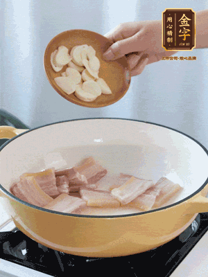 熱油下咸肉煸出香味，加蒜片、毛豆翻炒均勻